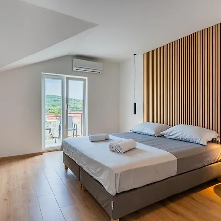 In With Sea View, Balcony, Air Conditioning, Wifi 4249-6 Cres